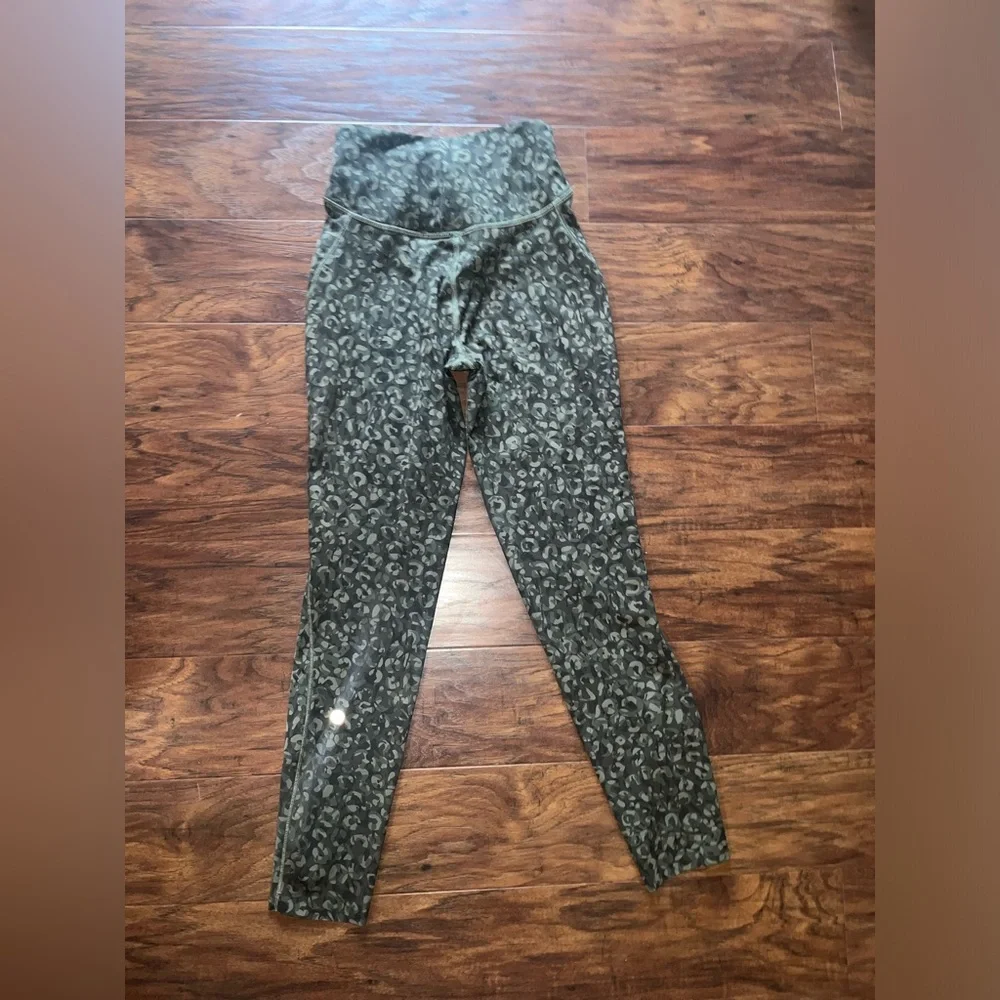 🍋LIKE NEW Lululemon Base Pace HR Tight 25" - Intertwined Camo Medium Olive - 6 - Picture 3 of 14